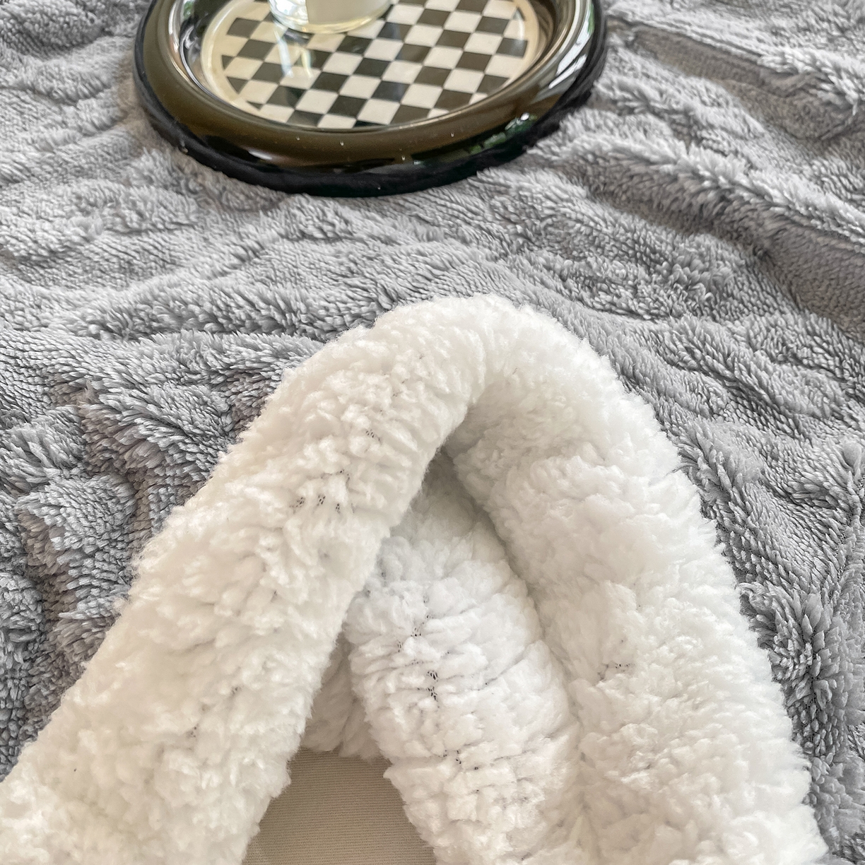 91家纺网 家纺一手货源 找家纺 悦织湾家纺 2025新款塔芙绒羊羔绒舒棉绒毛毯麻花格系列 麻花格-灰蓝