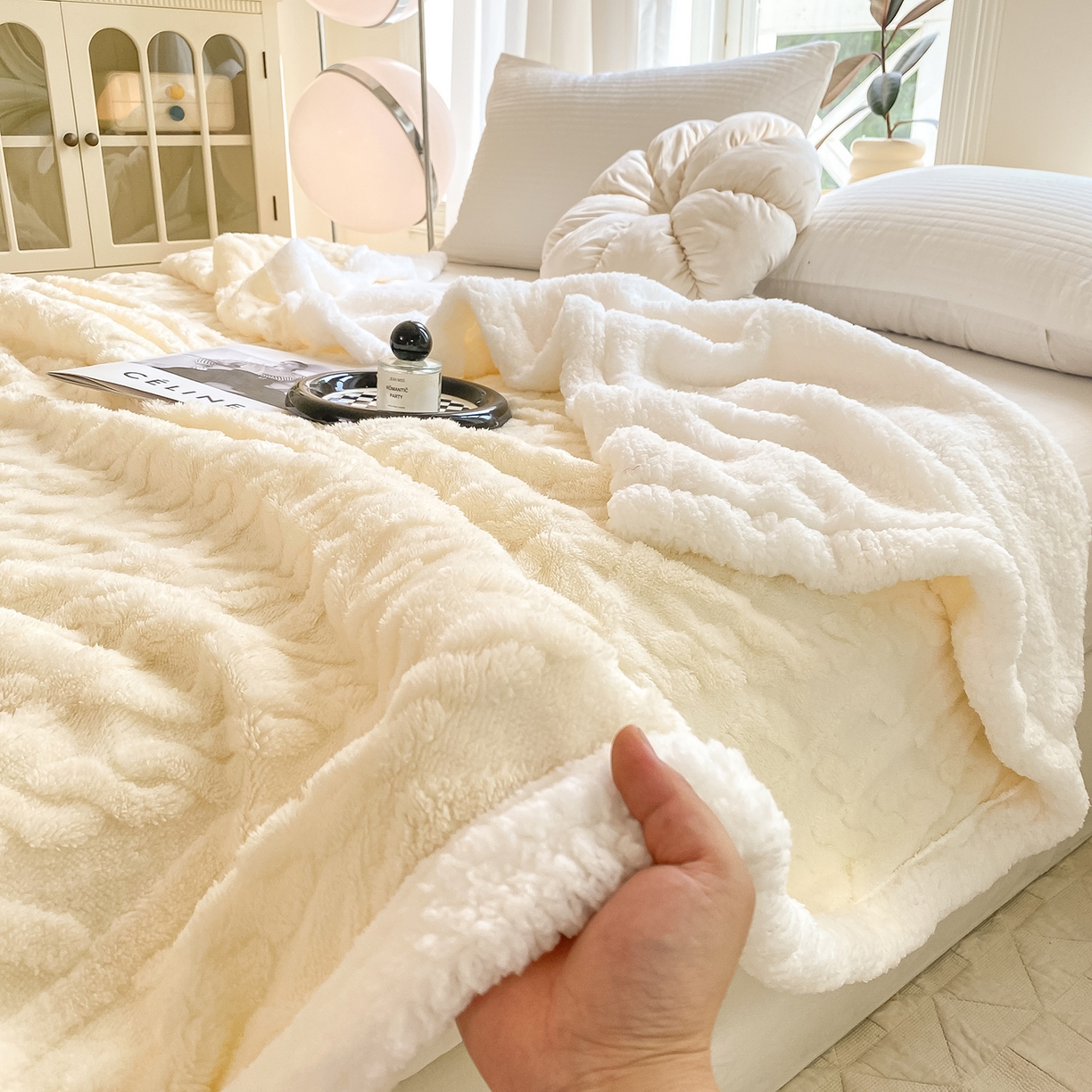 91家纺网 家纺一手货源 找家纺 悦织湾家纺 2025新款塔芙绒羊羔绒舒棉绒毛毯麻花格系列 麻花格-米白