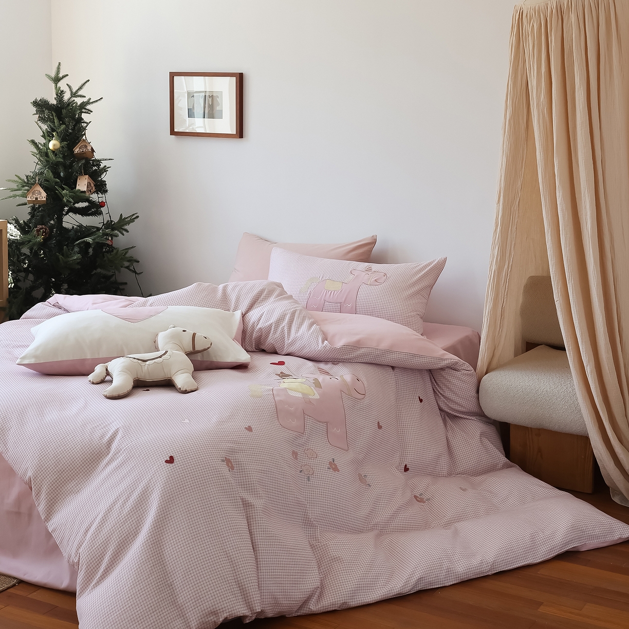 91家纺网 家纺一手货源 找家纺 风向标家纺 2025新款全棉50s磨毛数码印花毛巾绣四件套-风格二 小粉马爱做梦