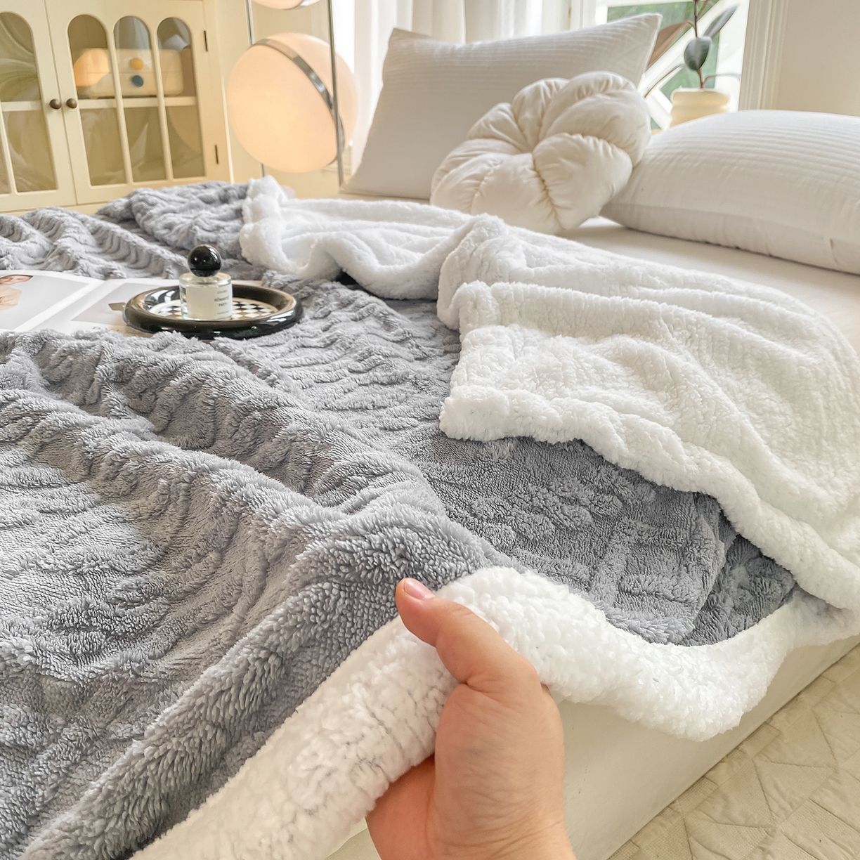 91家纺网 家纺一手货源 找家纺 悦织湾家纺 2025新款塔芙绒羊羔绒舒棉绒毛毯麻花格系列 麻花格-灰蓝