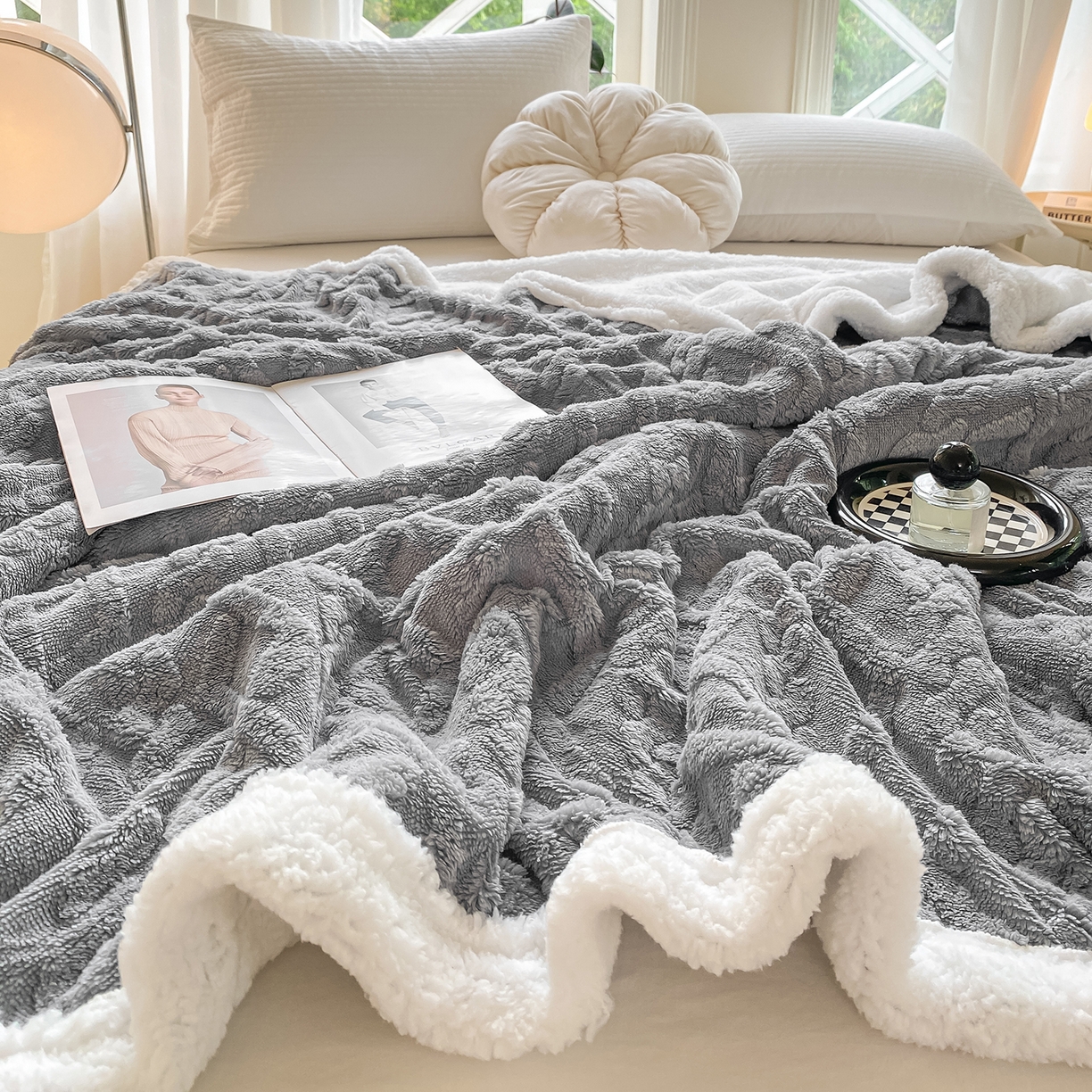 91家纺网 家纺一手货源 找家纺 悦织湾家纺 2025新款塔芙绒羊羔绒舒棉绒毛毯麻花格系列 麻花格-灰蓝