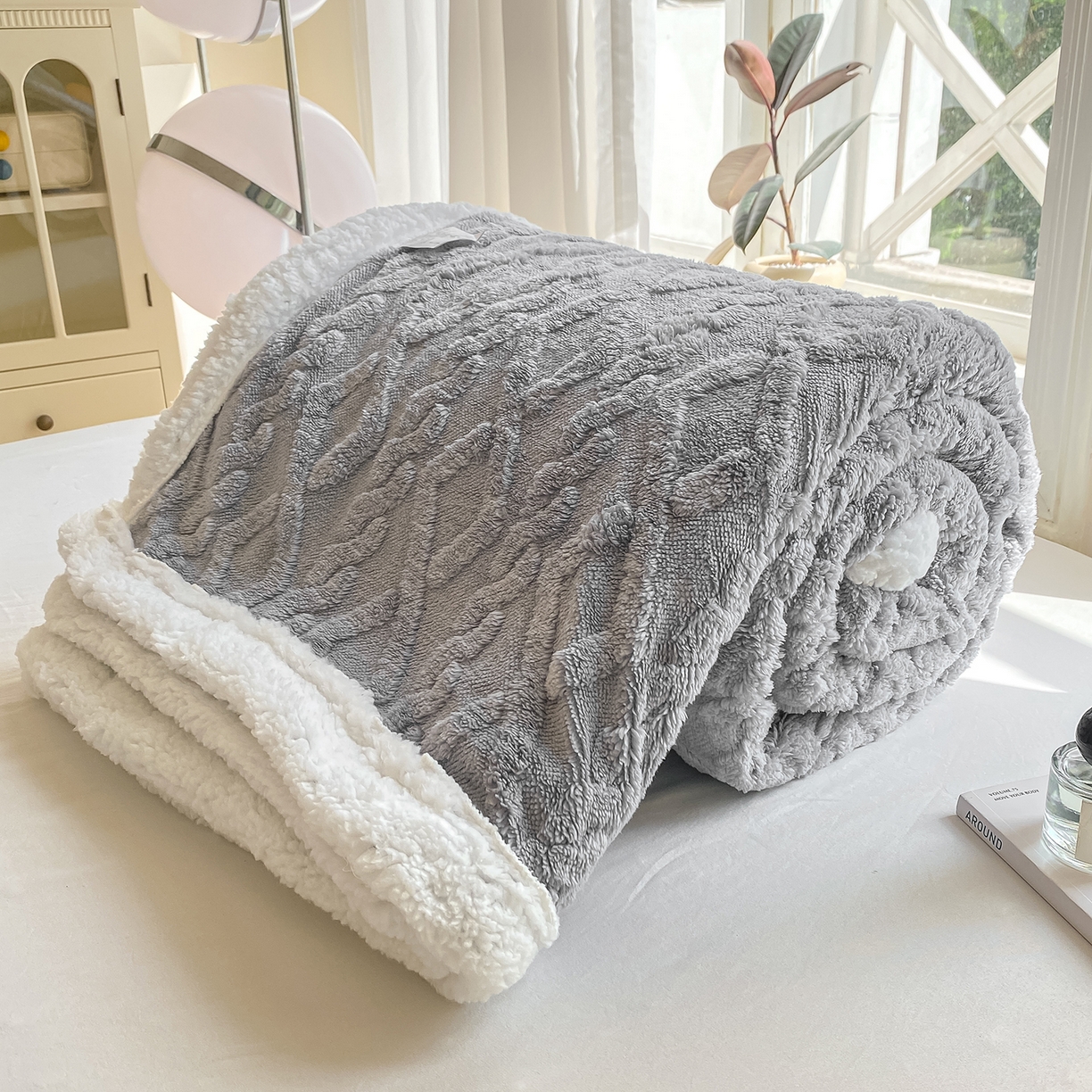 91家纺网 家纺一手货源 找家纺 悦织湾家纺 2025新款塔芙绒羊羔绒舒棉绒毛毯麻花格系列 麻花格-灰蓝
