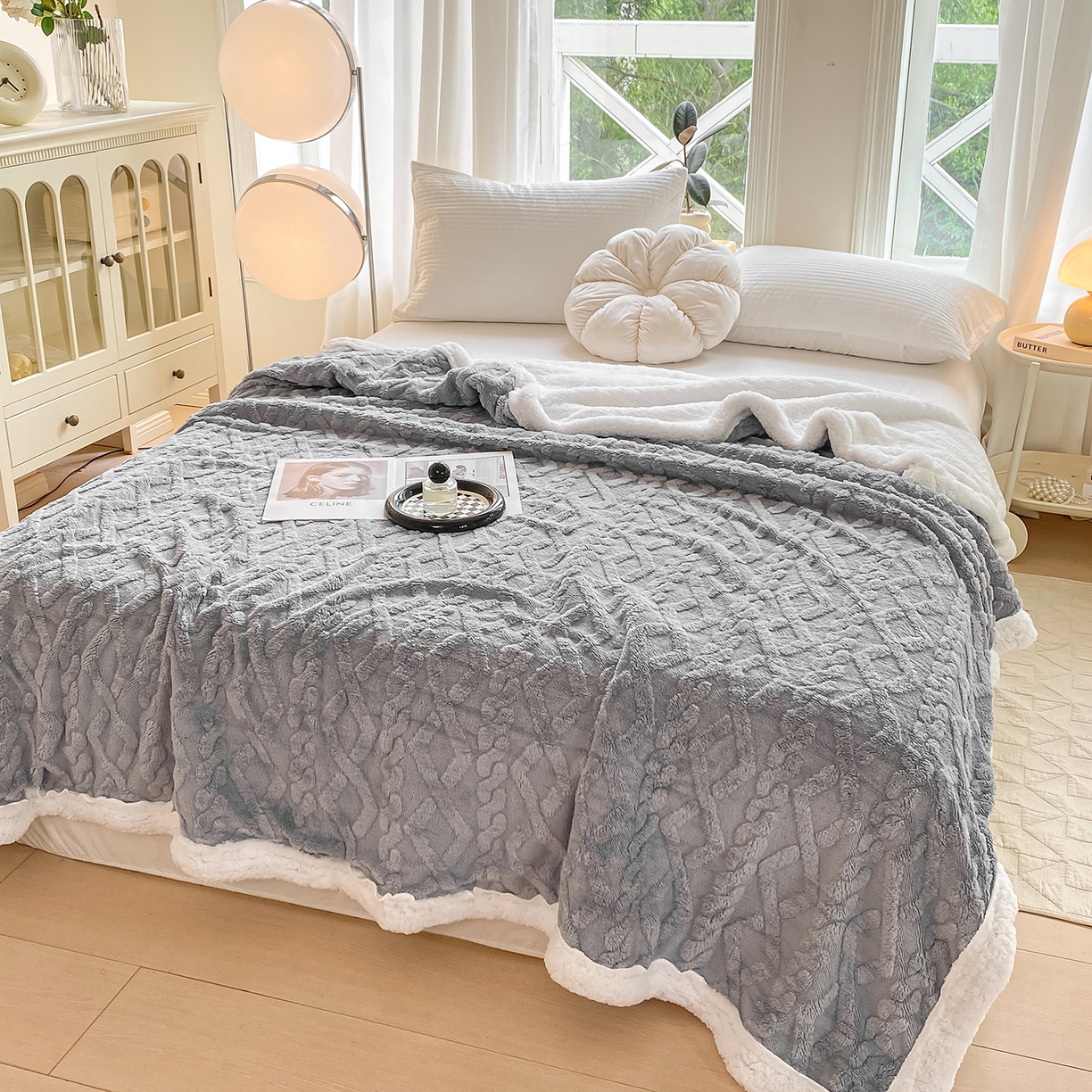 91家纺网 家纺一手货源 找家纺 悦织湾家纺 2025新款塔芙绒羊羔绒舒棉绒毛毯麻花格系列 麻花格-灰蓝