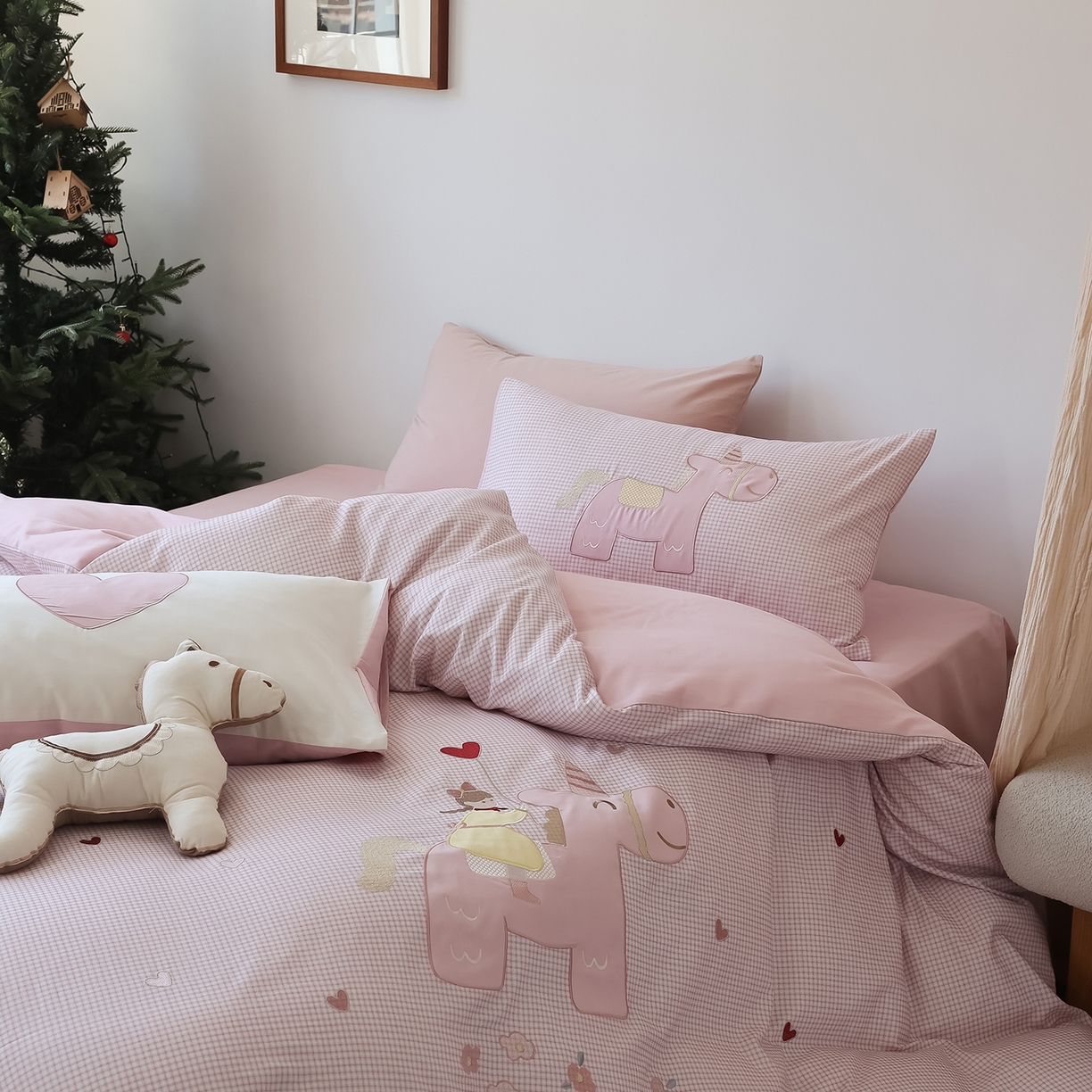 91家纺网 家纺一手货源 找家纺 风向标家纺 2025新款全棉50s磨毛数码印花毛巾绣四件套-风格二 小粉马爱做梦