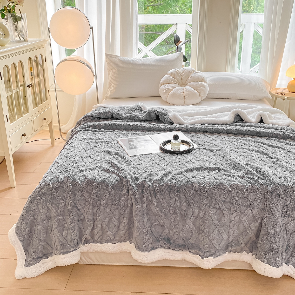 91家纺网 家纺一手货源 找家纺 悦织湾家纺 2025新款塔芙绒羊羔绒舒棉绒毛毯麻花格系列 麻花格-灰蓝