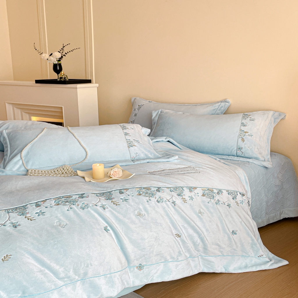 91家纺网 家纺一手货源 找家纺 新方向 2025年 全消光A类刺绣牛奶绒四件套-花意浓 花意浓-星月蓝