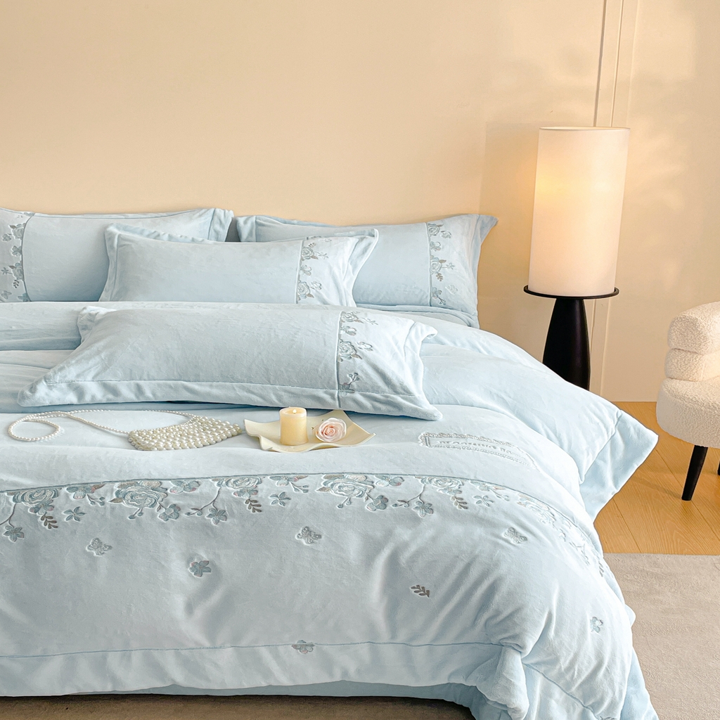 91家纺网 家纺一手货源 找家纺 新方向 2025年 全消光A类刺绣牛奶绒四件套-花意浓 花意浓-星月蓝