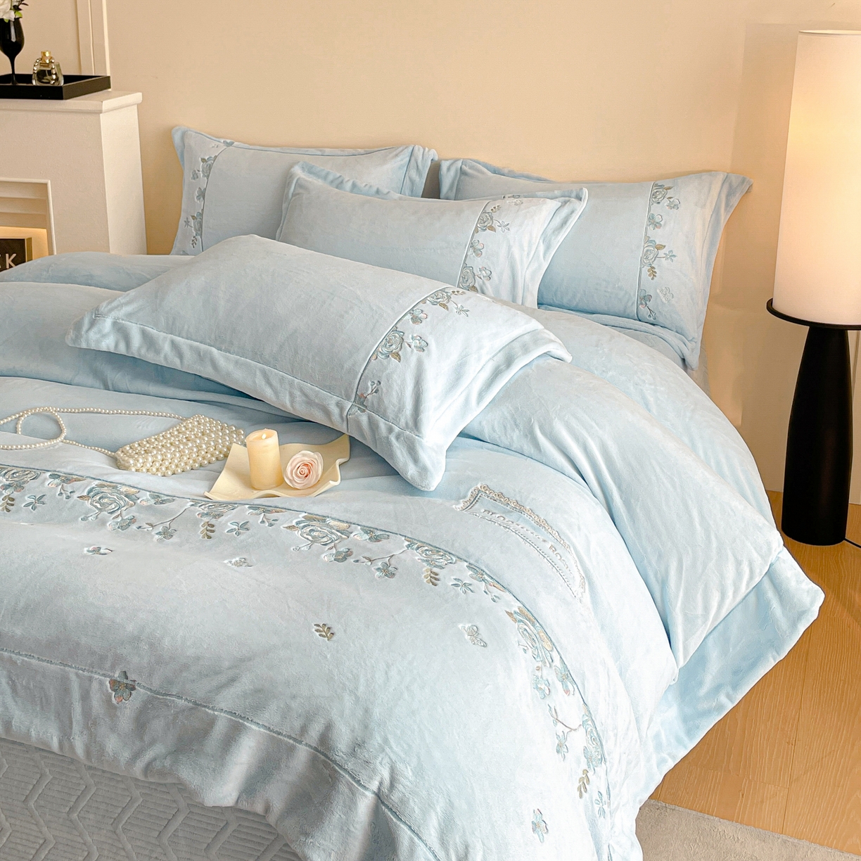 91家纺网 家纺一手货源 找家纺 新方向 2025年 全消光A类刺绣牛奶绒四件套-花意浓 花意浓-星月蓝