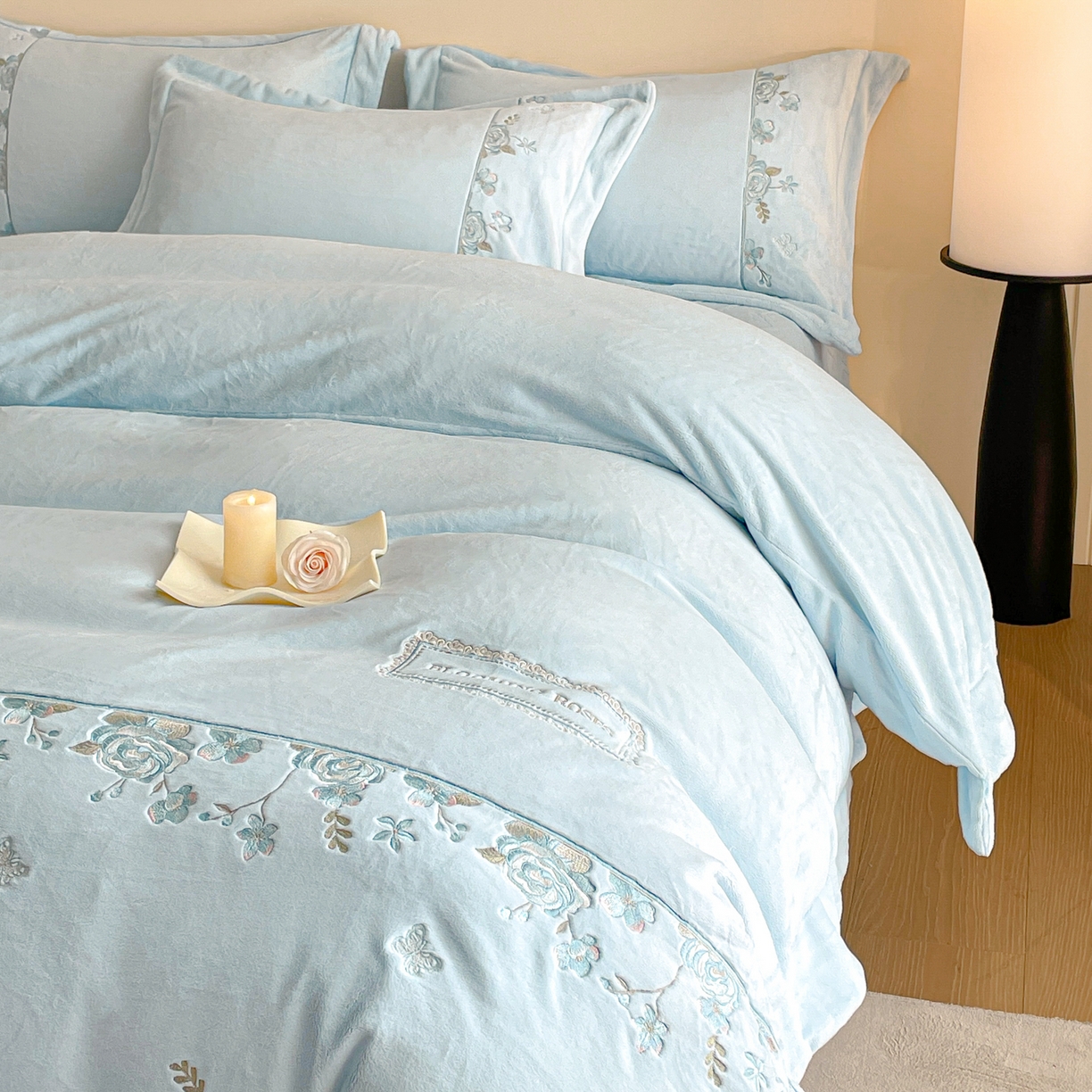 91家纺网 家纺一手货源 找家纺 新方向 2025年 全消光A类刺绣牛奶绒四件套-花意浓 花意浓-星月蓝