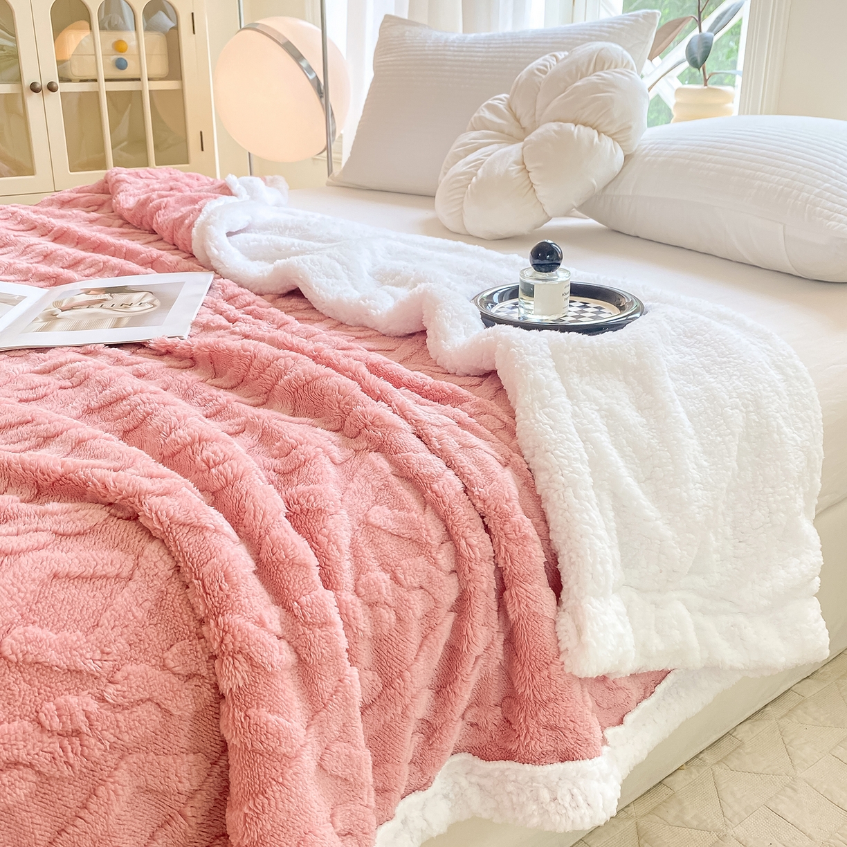 91家纺网 家纺一手货源 找家纺 悦织湾家纺 2025新款塔芙绒羊羔绒舒棉绒毛毯麻花格系列 麻花格-粉色