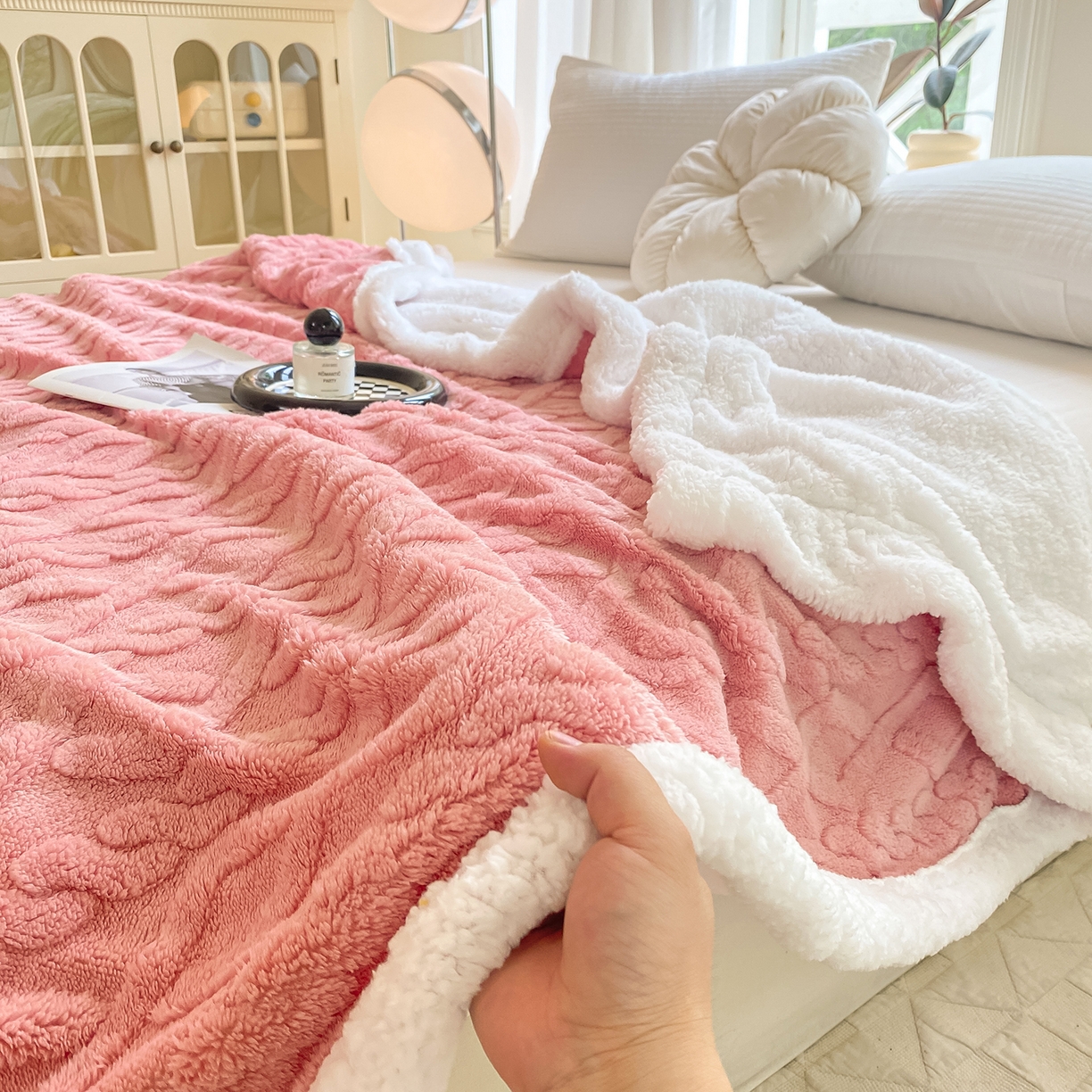 91家纺网 家纺一手货源 找家纺 悦织湾家纺 2025新款塔芙绒羊羔绒舒棉绒毛毯麻花格系列 麻花格-粉色