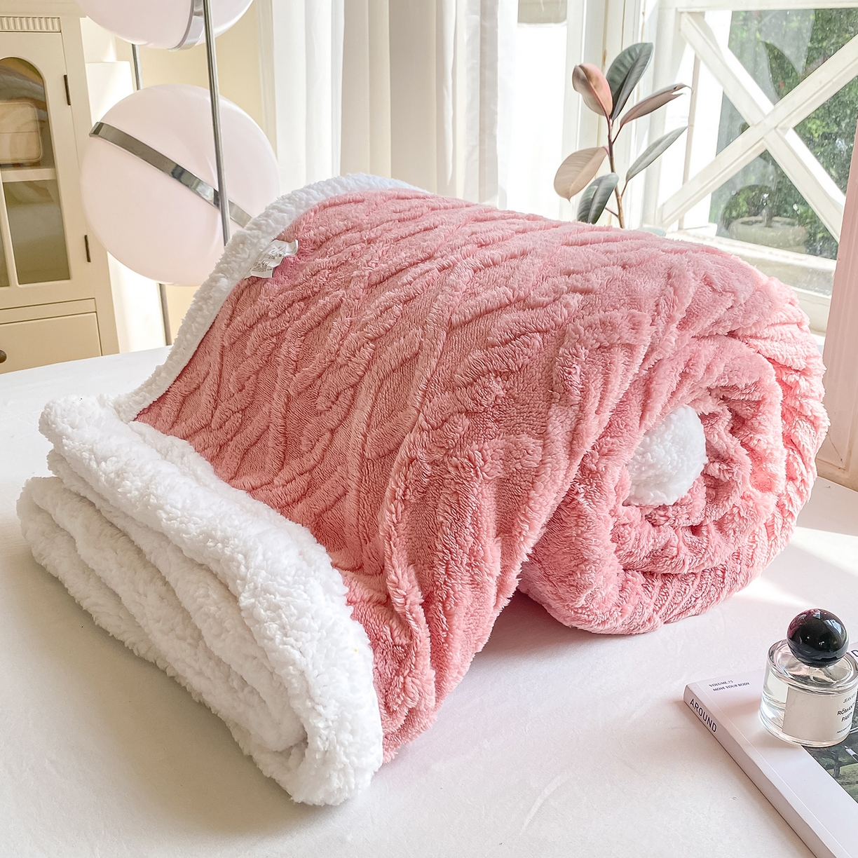 91家纺网 家纺一手货源 找家纺 悦织湾家纺 2025新款塔芙绒羊羔绒舒棉绒毛毯麻花格系列 麻花格-粉色