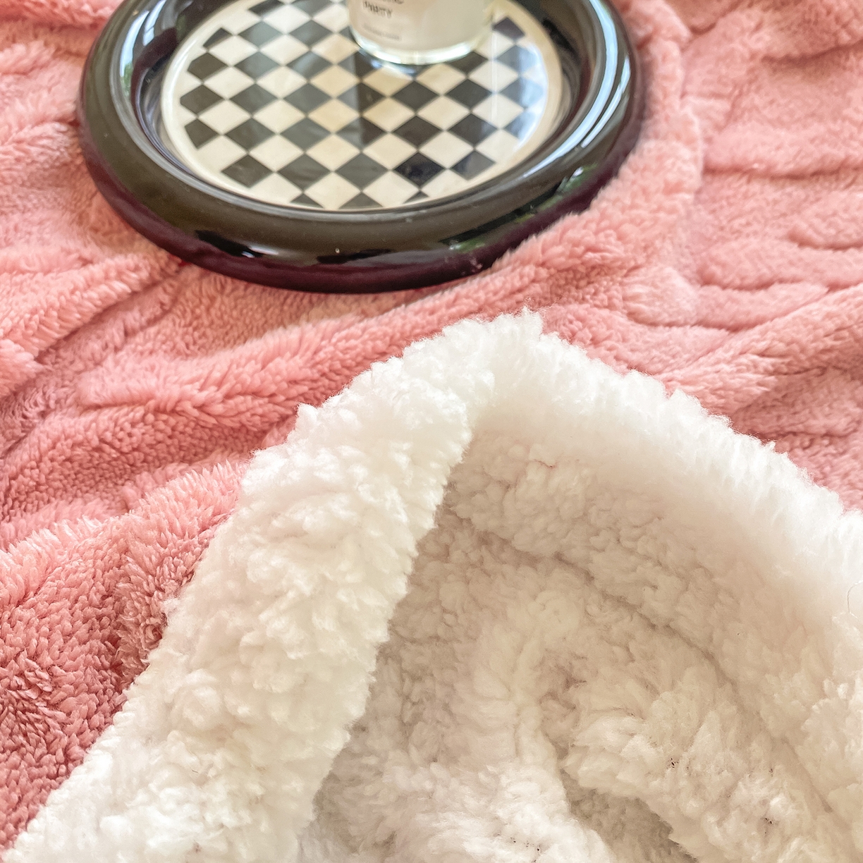 91家纺网 家纺一手货源 找家纺 悦织湾家纺 2025新款塔芙绒羊羔绒舒棉绒毛毯麻花格系列 麻花格-粉色