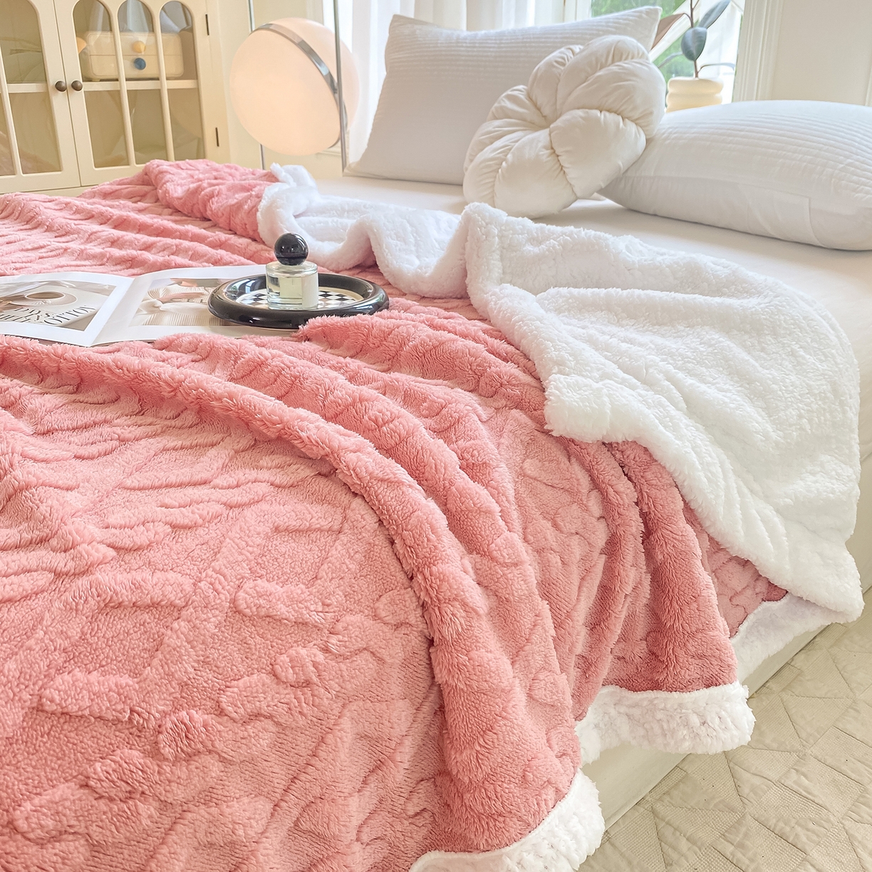 91家纺网 家纺一手货源 找家纺 悦织湾家纺 2025新款塔芙绒羊羔绒舒棉绒毛毯麻花格系列 麻花格-粉色