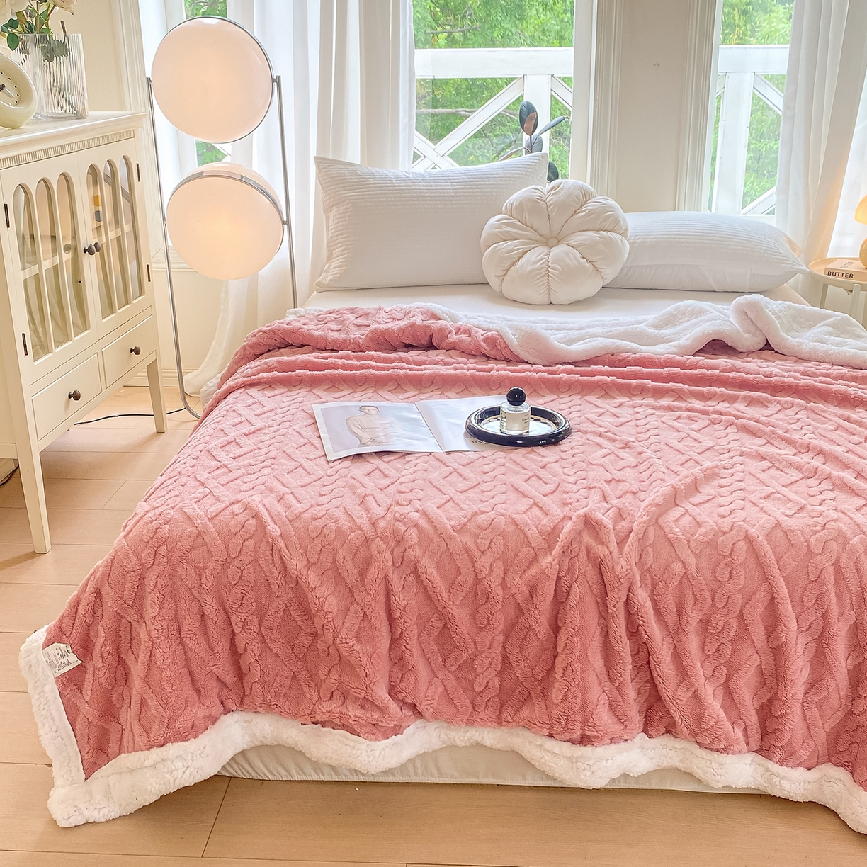 91家纺网 家纺一手货源 找家纺 悦织湾家纺 2025新款塔芙绒羊羔绒舒棉绒毛毯麻花格系列 麻花格-粉色