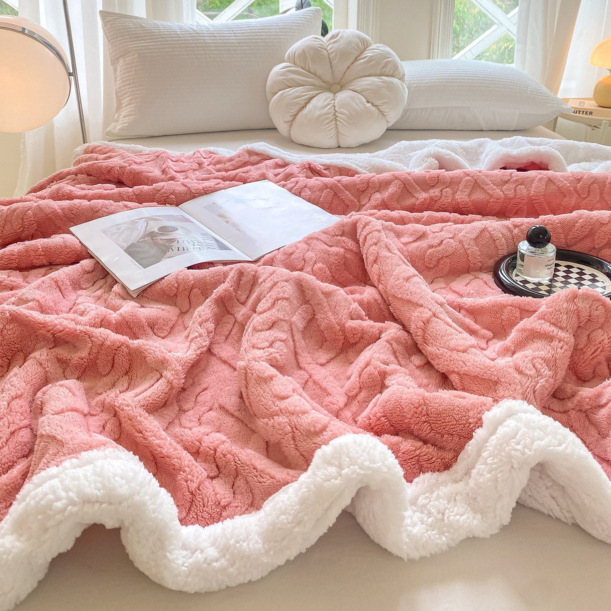 91家纺网 家纺一手货源 找家纺 悦织湾家纺 2025新款塔芙绒羊羔绒舒棉绒毛毯麻花格系列 麻花格-粉色