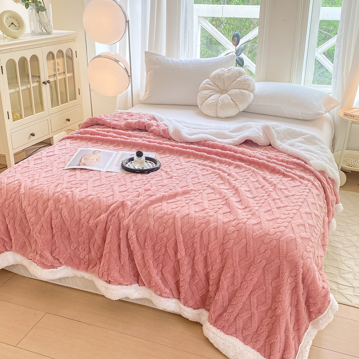 91家纺网 家纺一手货源 找家纺 悦织湾家纺 2025新款塔芙绒羊羔绒舒棉绒毛毯麻花格系列 麻花格-粉色