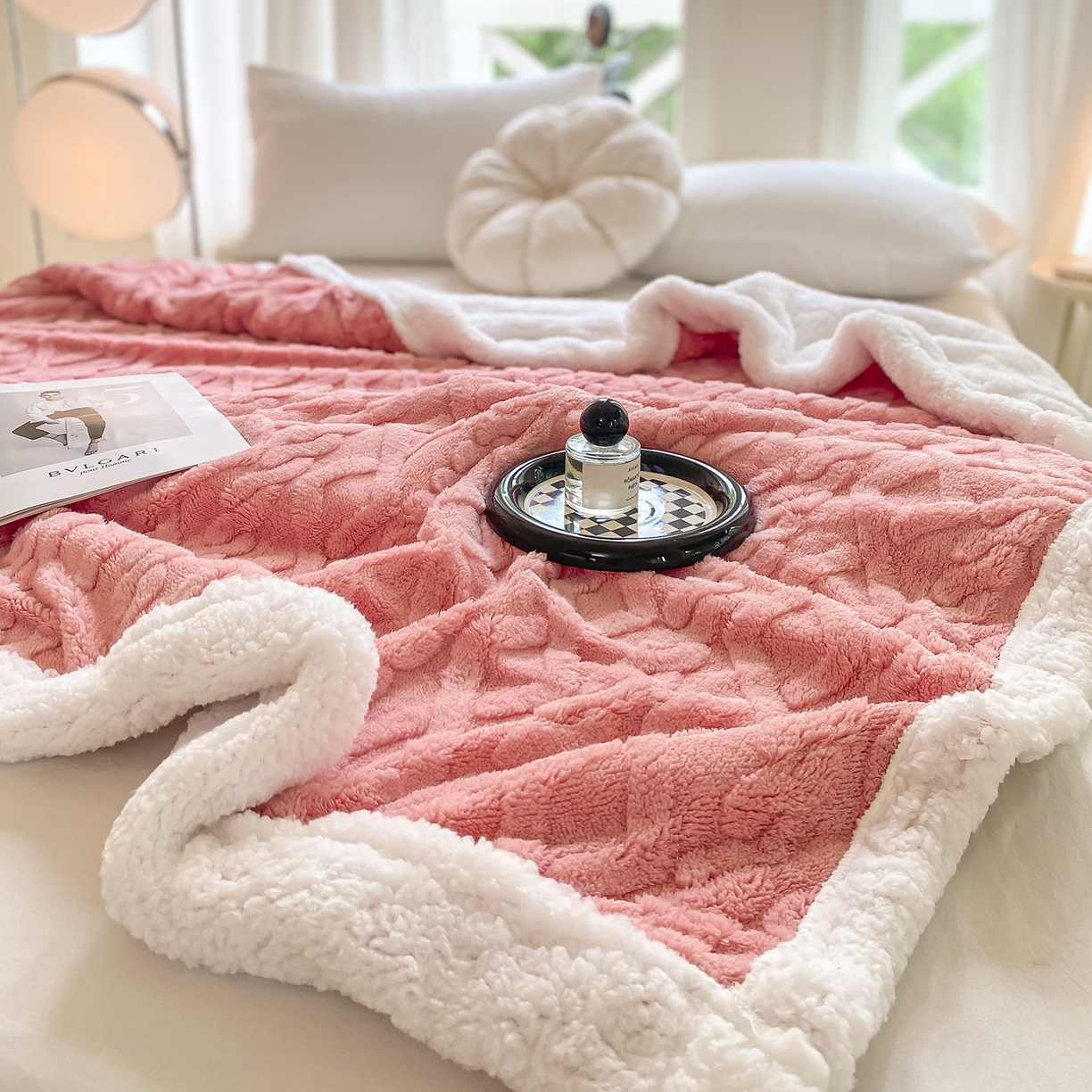 91家纺网 家纺一手货源 找家纺 悦织湾家纺 2025新款塔芙绒羊羔绒舒棉绒毛毯麻花格系列 麻花格-粉色