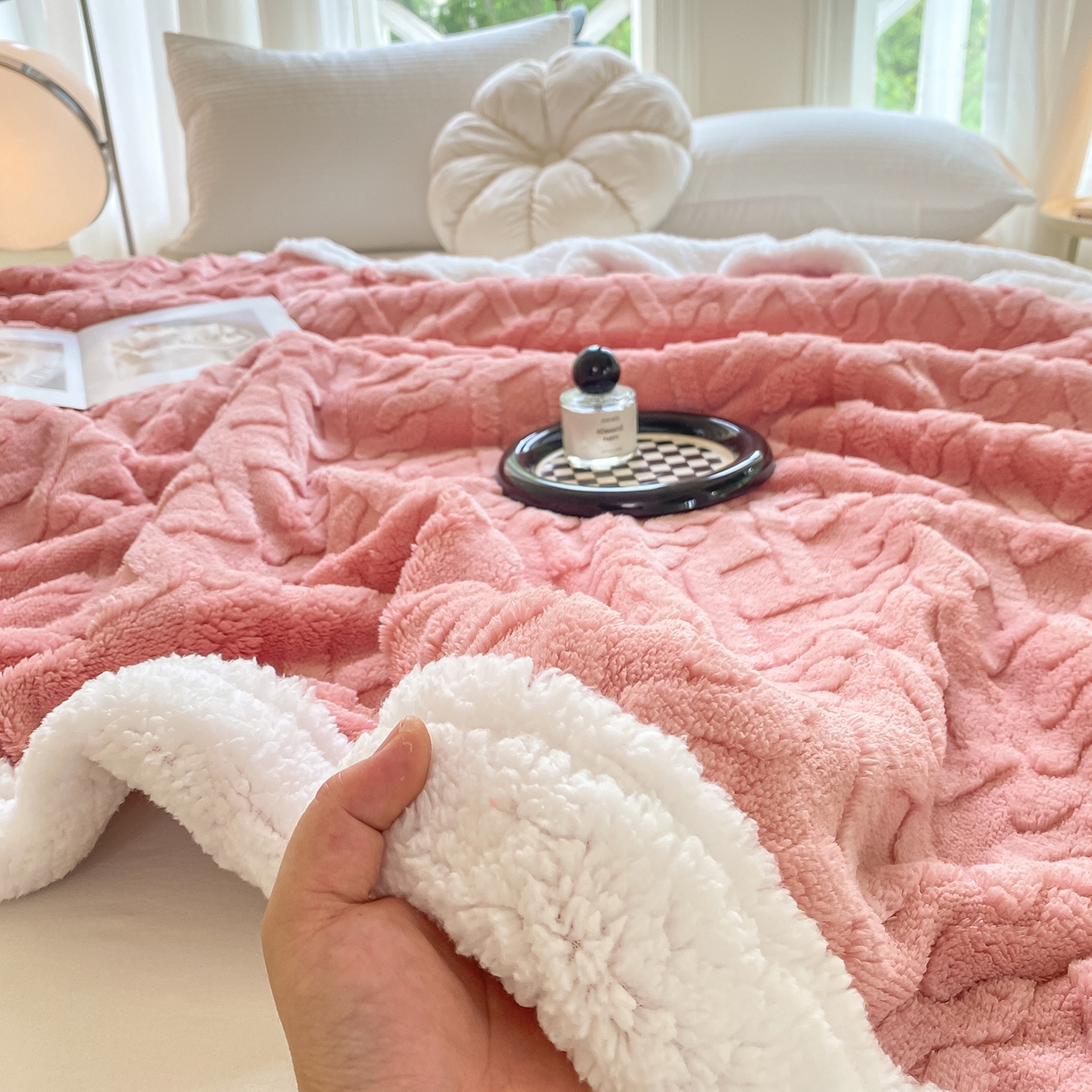 91家纺网 家纺一手货源 找家纺 悦织湾家纺 2025新款塔芙绒羊羔绒舒棉绒毛毯麻花格系列 麻花格-粉色