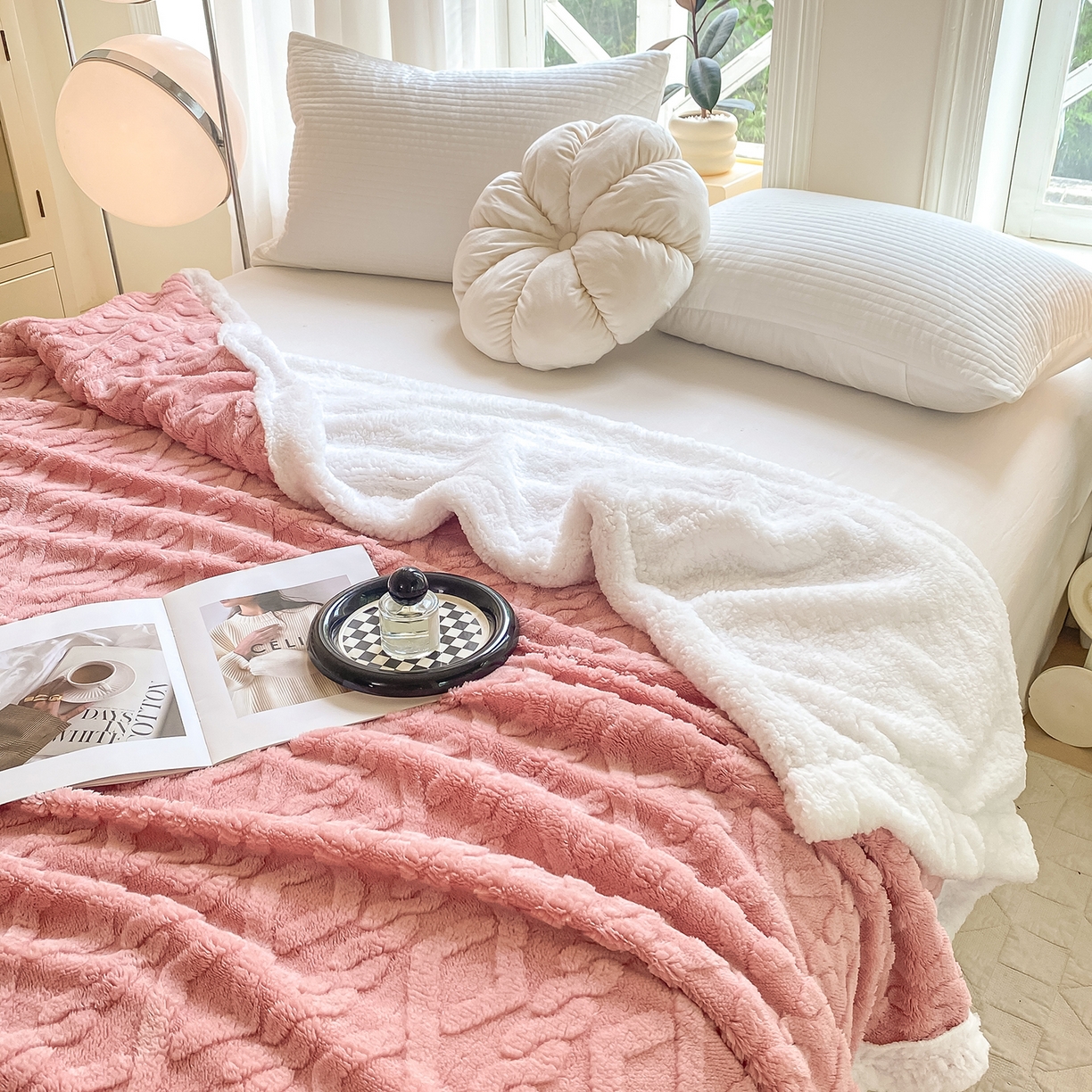 91家纺网 家纺一手货源 找家纺 悦织湾家纺 2025新款塔芙绒羊羔绒舒棉绒毛毯麻花格系列 麻花格-粉色
