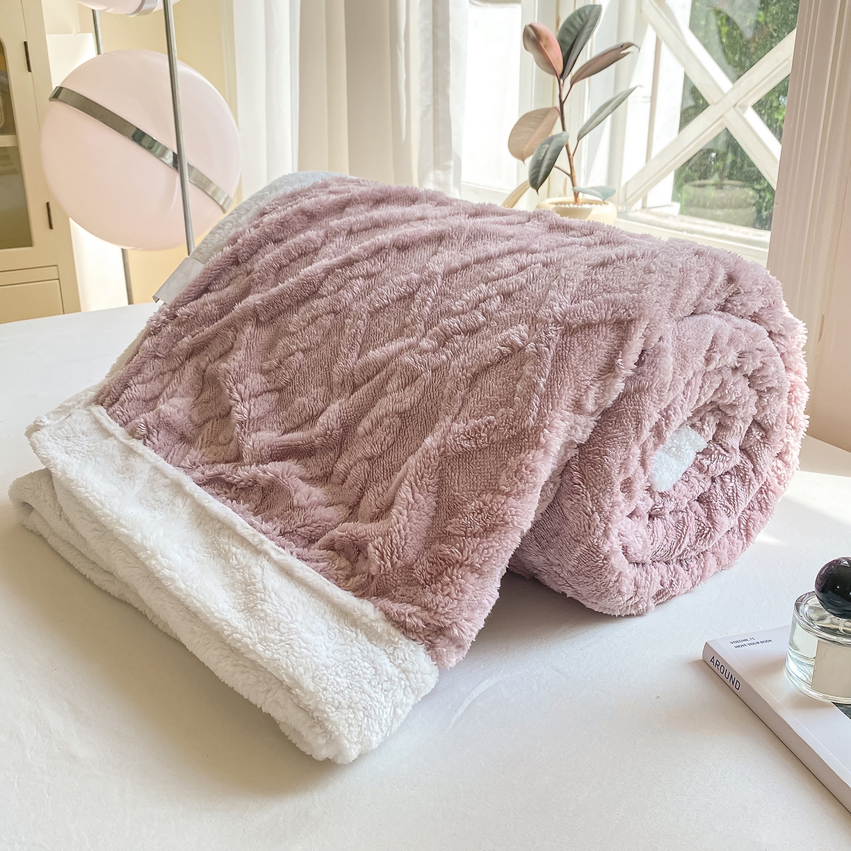 91家纺网 家纺一手货源 找家纺 悦织湾家纺 2025新款塔芙绒羊羔绒舒棉绒毛毯麻花格系列 麻花格-浅紫