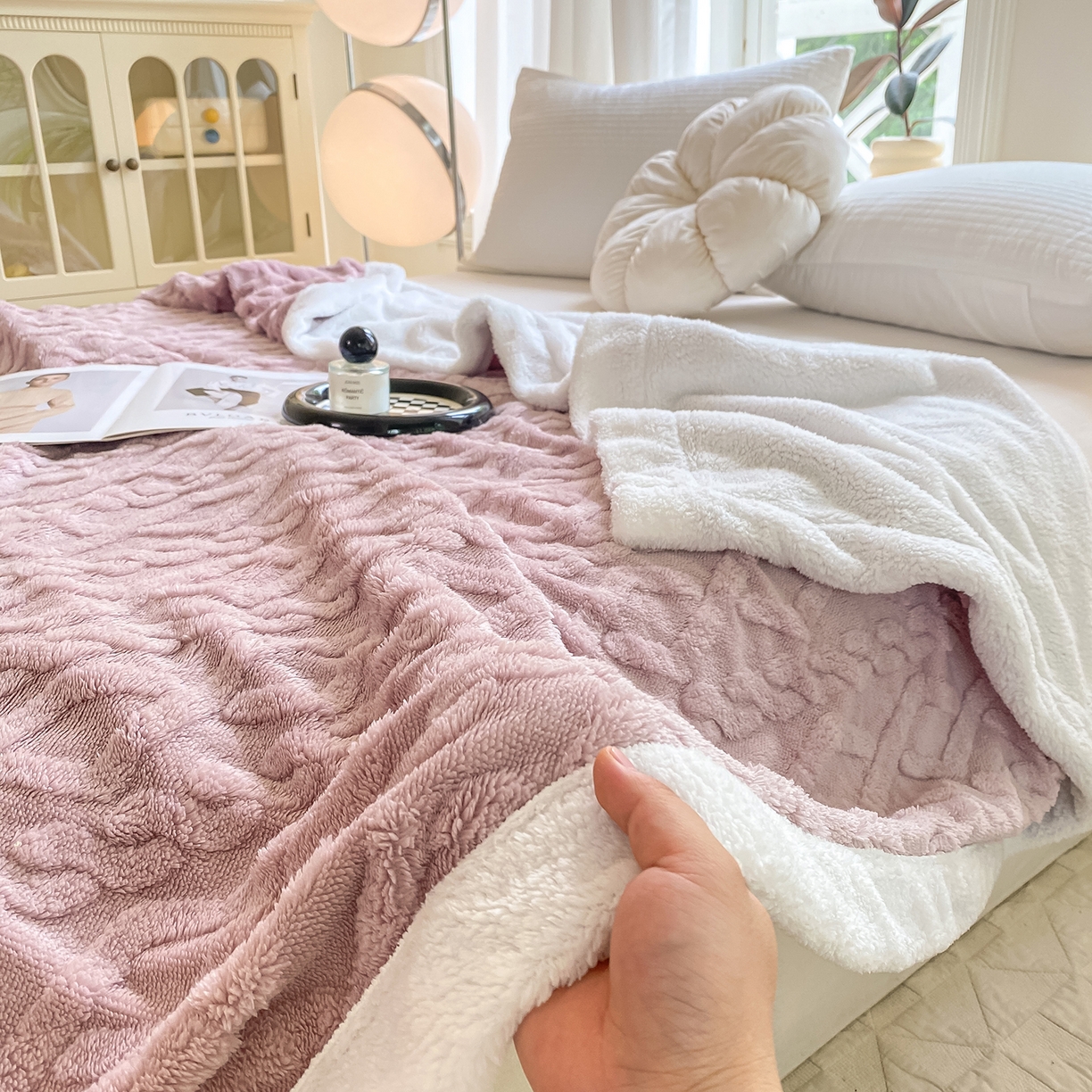91家纺网 家纺一手货源 找家纺 悦织湾家纺 2025新款塔芙绒羊羔绒舒棉绒毛毯麻花格系列 麻花格-浅紫