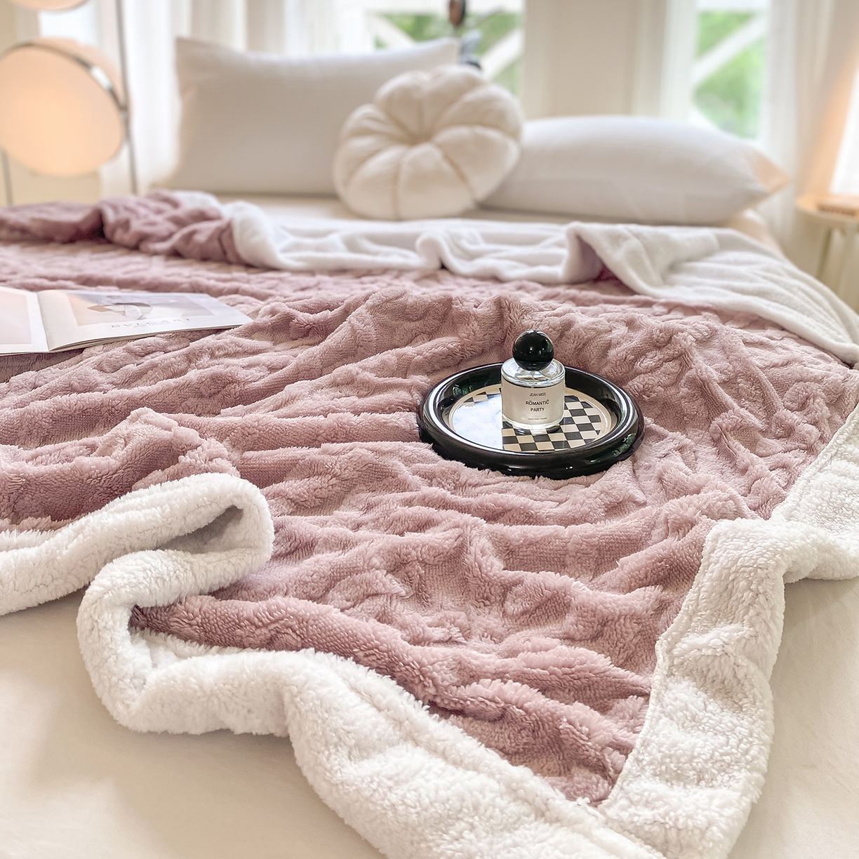 91家纺网 家纺一手货源 找家纺 悦织湾家纺 2025新款塔芙绒羊羔绒舒棉绒毛毯麻花格系列 麻花格-浅紫