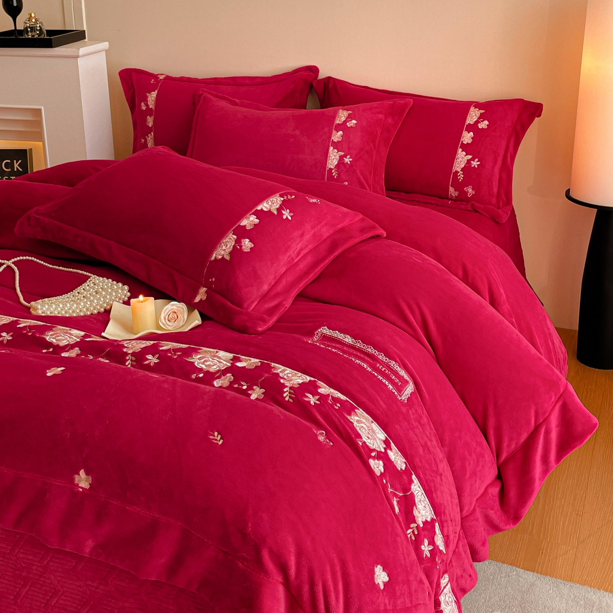91家纺网 家纺一手货源 找家纺 新方向 2025年 全消光A类刺绣牛奶绒四件套-花意浓 花意浓-洋酒红