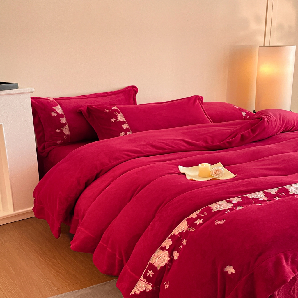 91家纺网 家纺一手货源 找家纺 新方向 2025年 全消光A类刺绣牛奶绒四件套-花意浓 花意浓-洋酒红