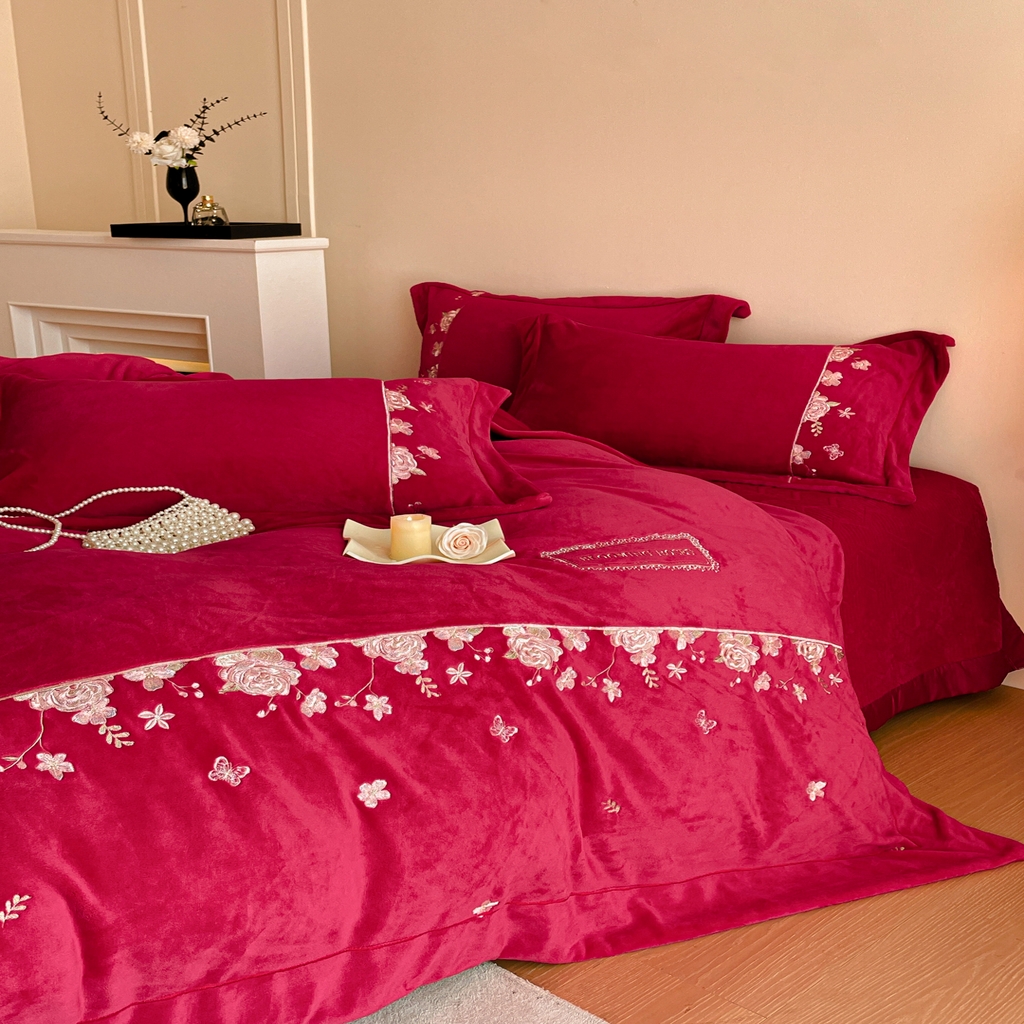 91家纺网 家纺一手货源 找家纺 新方向 2025年 全消光A类刺绣牛奶绒四件套-花意浓 花意浓-洋酒红