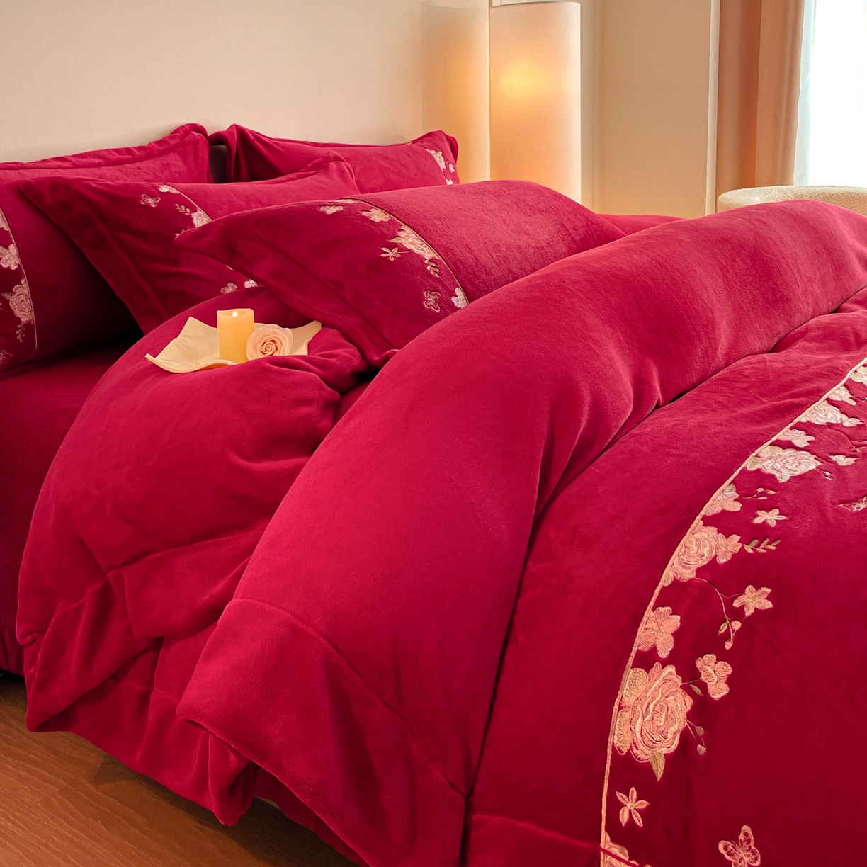 91家纺网 家纺一手货源 找家纺 新方向 2025年 全消光A类刺绣牛奶绒四件套-花意浓 花意浓-洋酒红