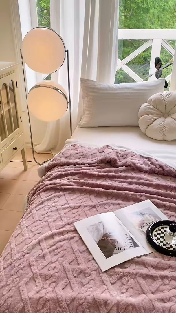 91家纺网 家纺一手货源 找家纺 悦织湾家纺 2025新款塔芙绒羊羔绒舒棉绒毛毯麻花格系列 麻花格-浅紫