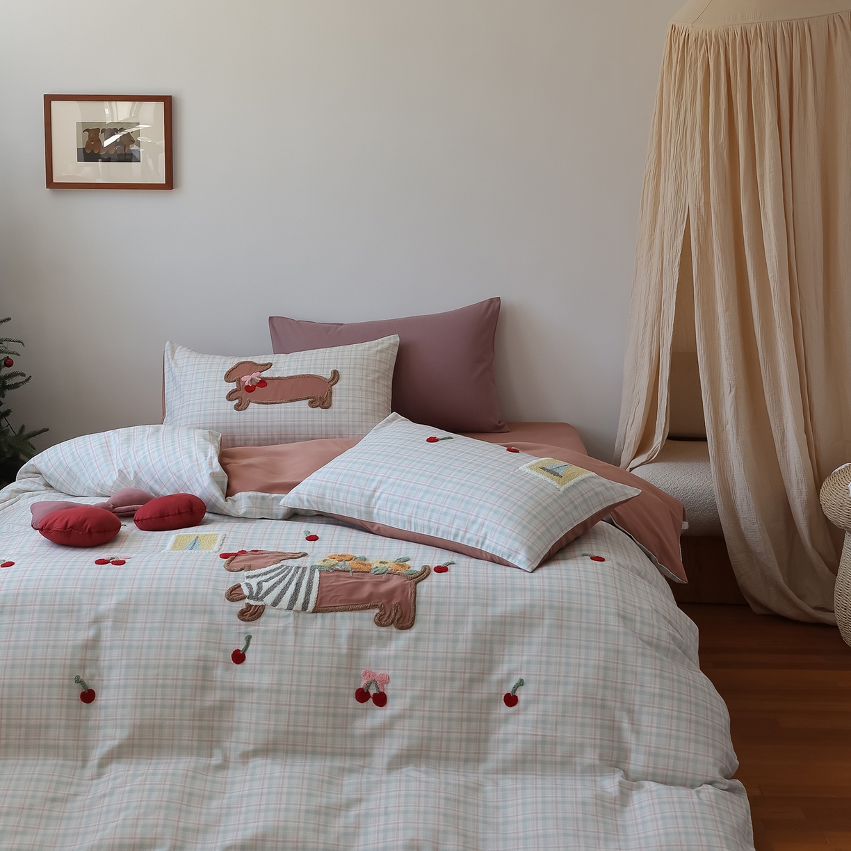 91家纺网 家纺一手货源 找家纺 风向标家纺 2025新款全棉50s磨毛数码印花毛巾绣四件套-风格二 樱桃腊肠狗