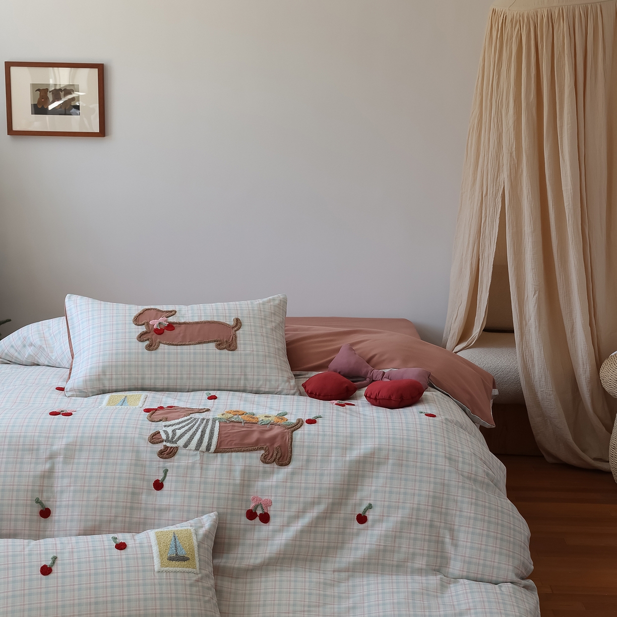 91家纺网 家纺一手货源 找家纺 风向标家纺 2025新款全棉50s磨毛数码印花毛巾绣四件套-风格二 樱桃腊肠狗