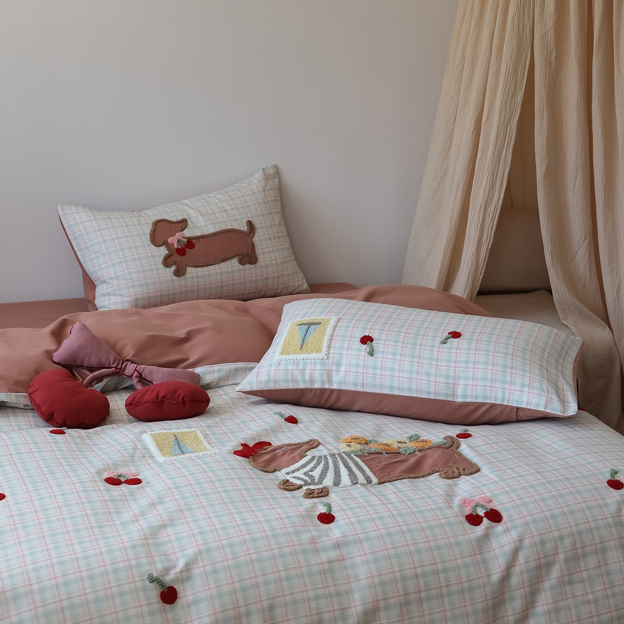 91家纺网 家纺一手货源 找家纺 风向标家纺 2025新款全棉50s磨毛数码印花毛巾绣四件套-风格二 樱桃腊肠狗