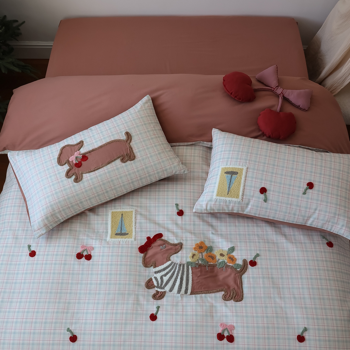 91家纺网 家纺一手货源 找家纺 风向标家纺 2025新款全棉50s磨毛数码印花毛巾绣四件套-风格二 樱桃腊肠狗