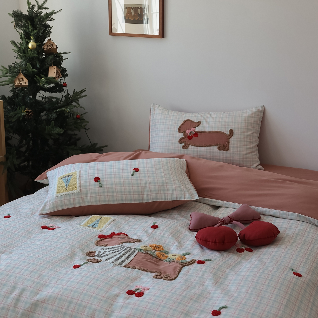 91家纺网 家纺一手货源 找家纺 风向标家纺 2025新款全棉50s磨毛数码印花毛巾绣四件套-风格二 樱桃腊肠狗