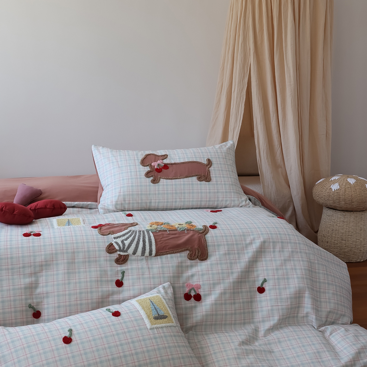 91家纺网 家纺一手货源 找家纺 风向标家纺 2025新款全棉50s磨毛数码印花毛巾绣四件套-风格二 樱桃腊肠狗