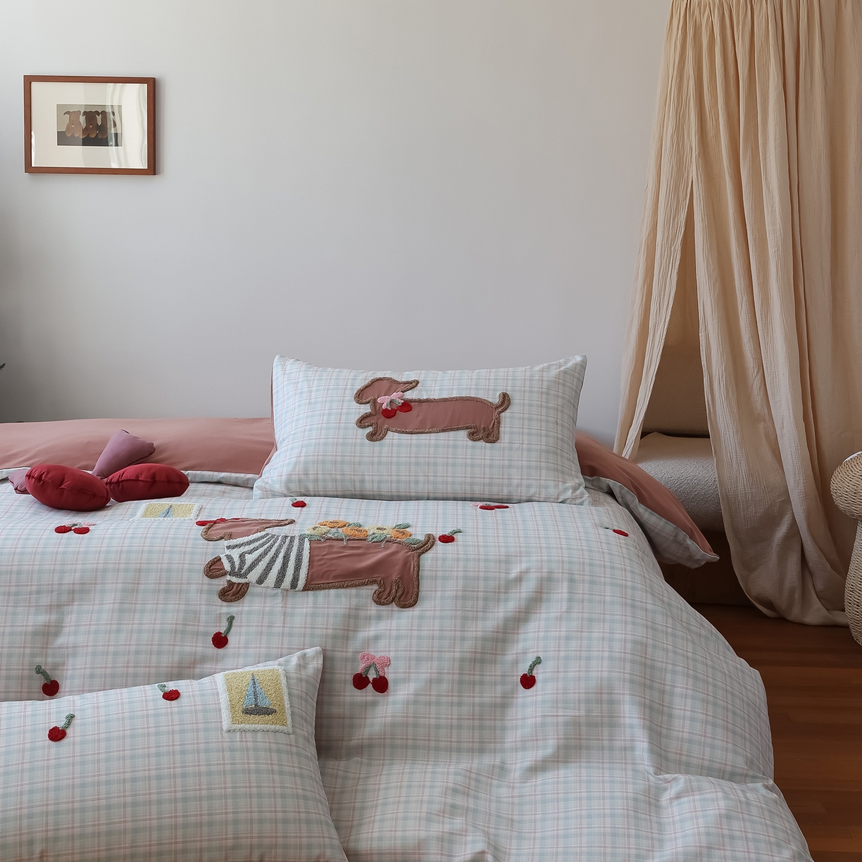 91家纺网 家纺一手货源 找家纺 风向标家纺 2025新款全棉50s磨毛数码印花毛巾绣四件套-风格二 樱桃腊肠狗