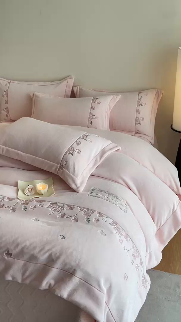 91家纺网 家纺一手货源 找家纺 新方向 2025年 全消光A类刺绣牛奶绒四件套-花意浓 花意浓-蔷薇粉