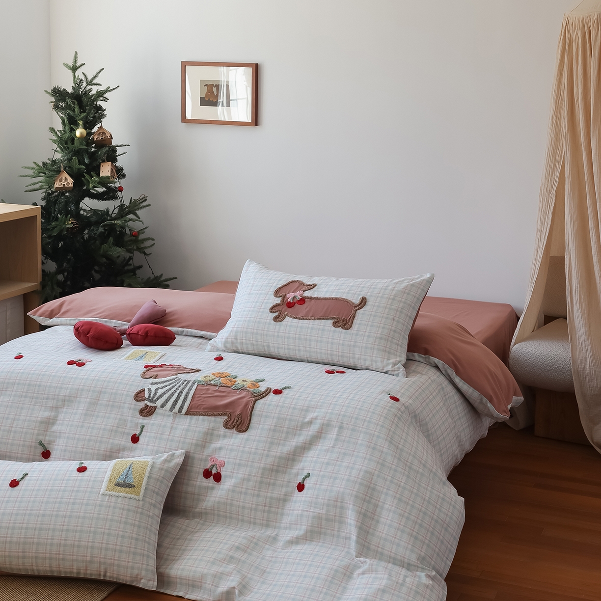 91家纺网 家纺一手货源 找家纺 风向标家纺 2025新款全棉50s磨毛数码印花毛巾绣四件套-风格二 樱桃腊肠狗