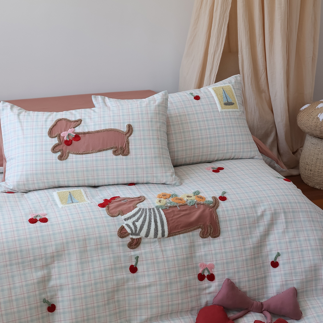 91家纺网 家纺一手货源 找家纺 风向标家纺 2025新款全棉50s磨毛数码印花毛巾绣四件套-风格二 樱桃腊肠狗