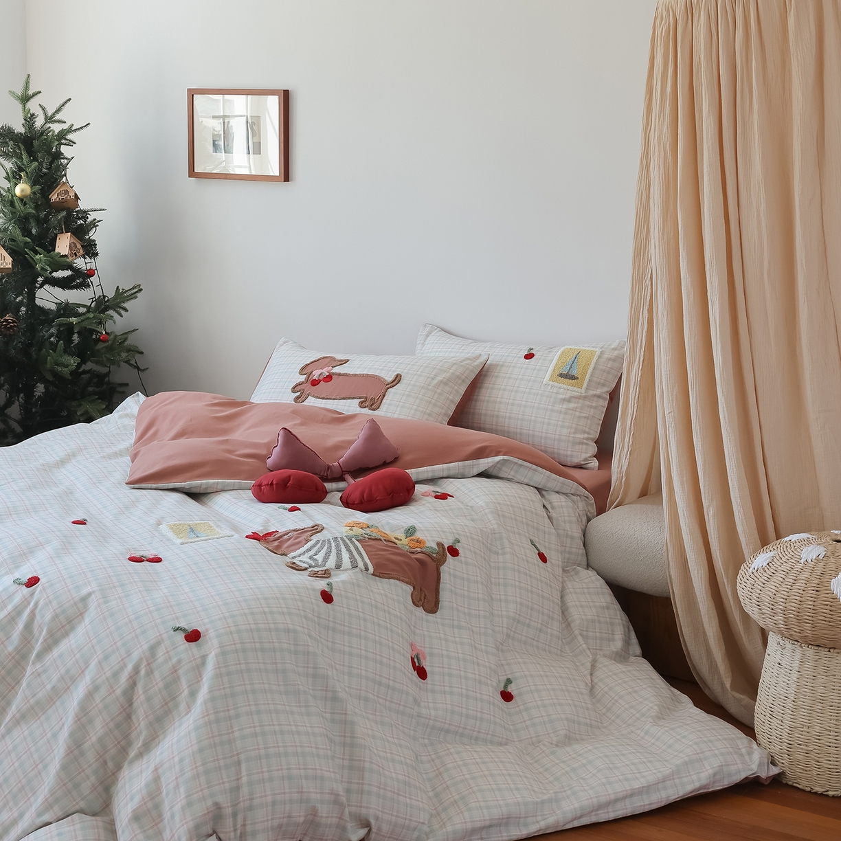 91家纺网 家纺一手货源 找家纺 风向标家纺 2025新款全棉50s磨毛数码印花毛巾绣四件套-风格二 樱桃腊肠狗