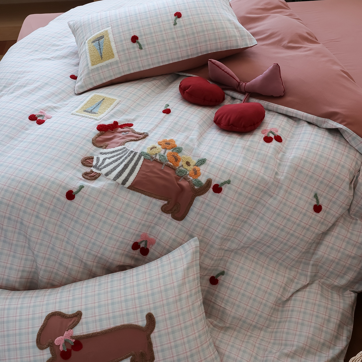 91家纺网 家纺一手货源 找家纺 风向标家纺 2025新款全棉50s磨毛数码印花毛巾绣四件套-风格二 樱桃腊肠狗