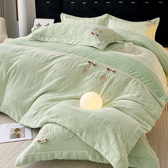 91家纺网 家纺一手货源 找家纺 （总）梵克保罗 2025新款法式轻奢全消光牛奶绒雕花打裥刺绣贴布绣MIU四件套-缪斯（带包装）