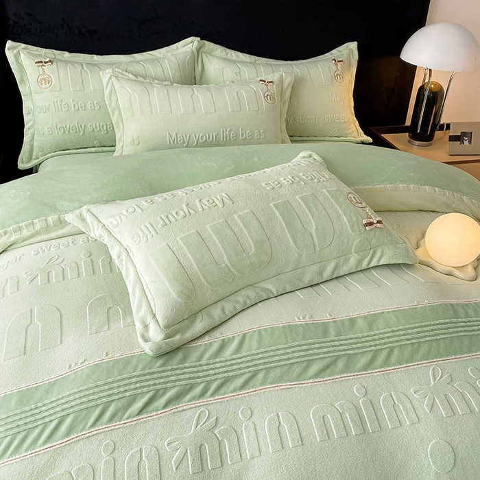 91家纺网 家纺一手货源 找家纺 （总）梵克保罗 2025新款法式轻奢全消光牛奶绒雕花打裥刺绣贴布绣MIU四件套-缪斯（带包装）