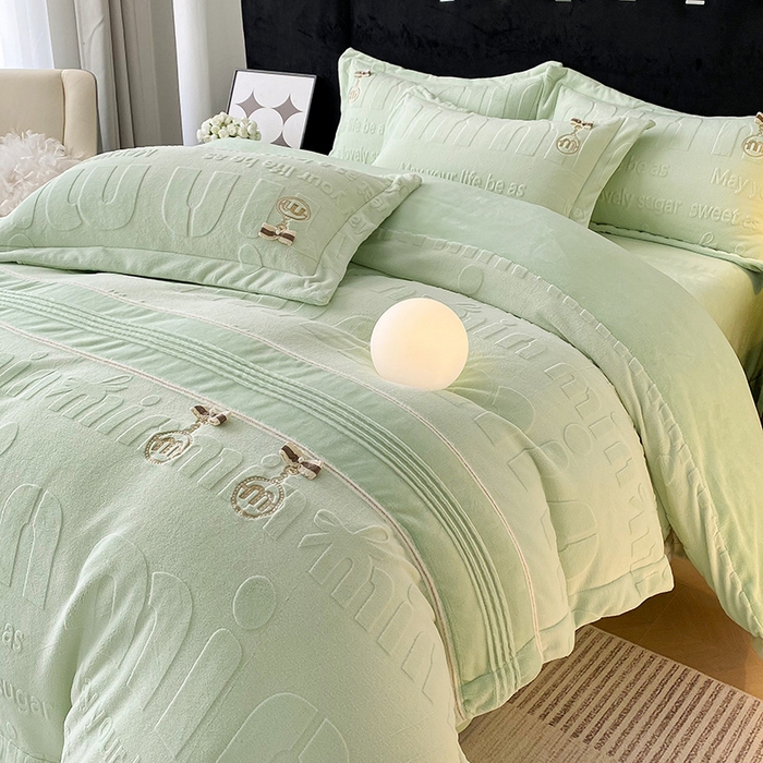 91家纺网 家纺一手货源 找家纺 （总）梵克保罗 2025新款法式轻奢全消光牛奶绒雕花打裥刺绣贴布绣MIU四件套-缪斯（带包装）