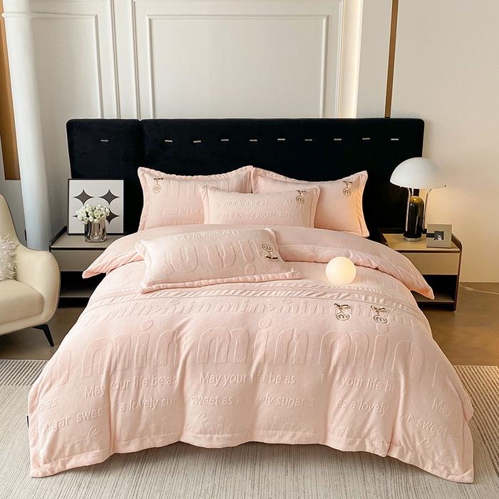 91家纺网 家纺一手货源 找家纺 梵克保罗 2025新款法式轻奢全消光牛奶绒雕花打裥刺绣贴布绣MIU四件套-缪斯（带包装） 缪斯-宁静粉