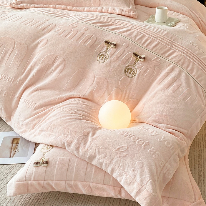 91家纺网 家纺一手货源 找家纺 梵克保罗 2025新款法式轻奢全消光牛奶绒雕花打裥刺绣贴布绣MIU四件套-缪斯（带包装） 缪斯-宁静粉