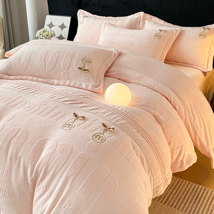 91家纺网 家纺一手货源 找家纺 梵克保罗 2025新款法式轻奢全消光牛奶绒雕花打裥刺绣贴布绣MIU四件套-缪斯（带包装） 缪斯-宁静粉